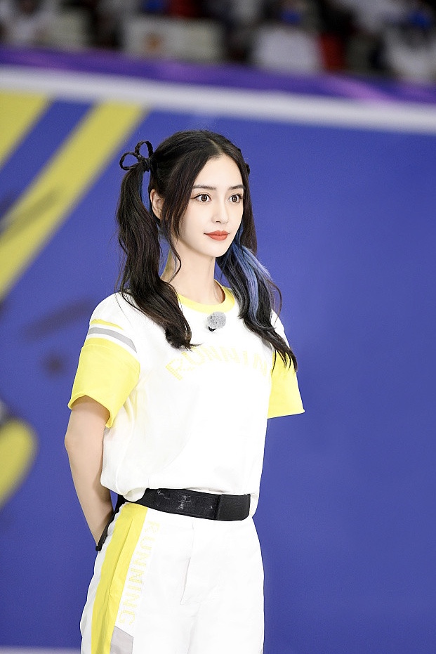 baby工作花絮曝光 双马尾灵动俏皮笑容治愈