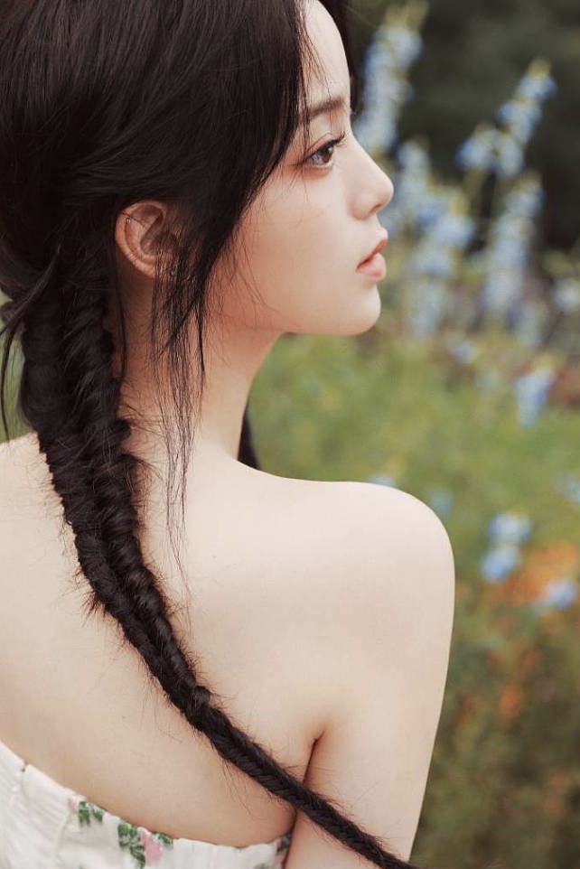 欧阳娜娜写真曝光 穿碎花裙秀香肩甜美元气