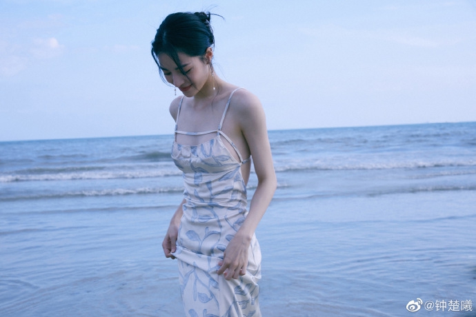 钟楚曦海边大片曝光 穿蓝色吊带裙身姿优美