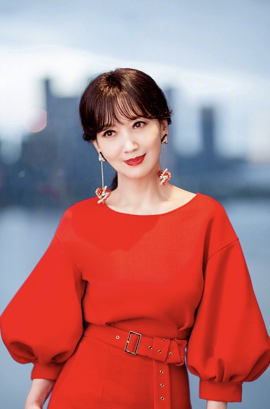 冻龄女神！赵雅芝穿泡泡袖红裙明艳动人