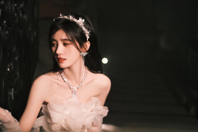 鞠婧祎穿抹胸长裙秀香肩 戴发圈捧脸甜笑
