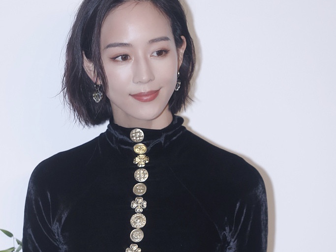 腿绝了！张钧甯穿紧身上衣配短裙 曲线迷人