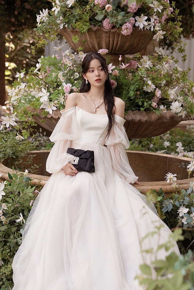 欧阳娜娜拍美照人比花娇 穿白纱裙甜美温柔