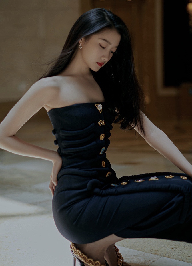 关晓彤穿抹胸裙秀香肩 曲线玲珑女人味十足
