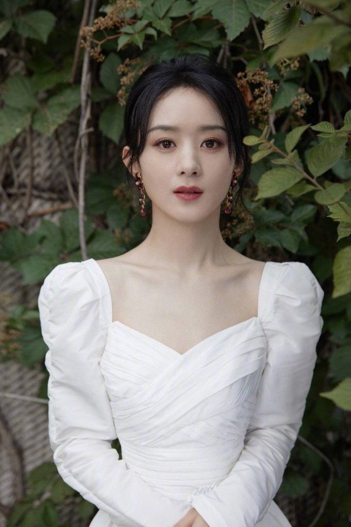 赵丽颖穿白裙少女感足 对镜浅笑超清新