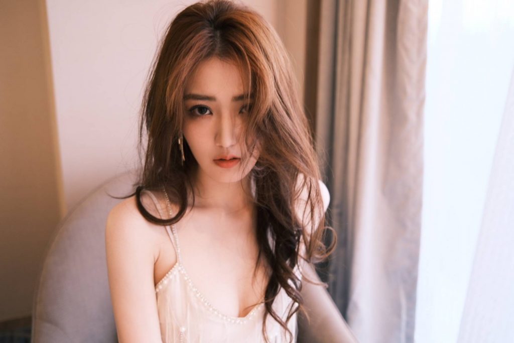 徐璐穿吊带裙大秀事业线 性感妩媚娇艳欲滴