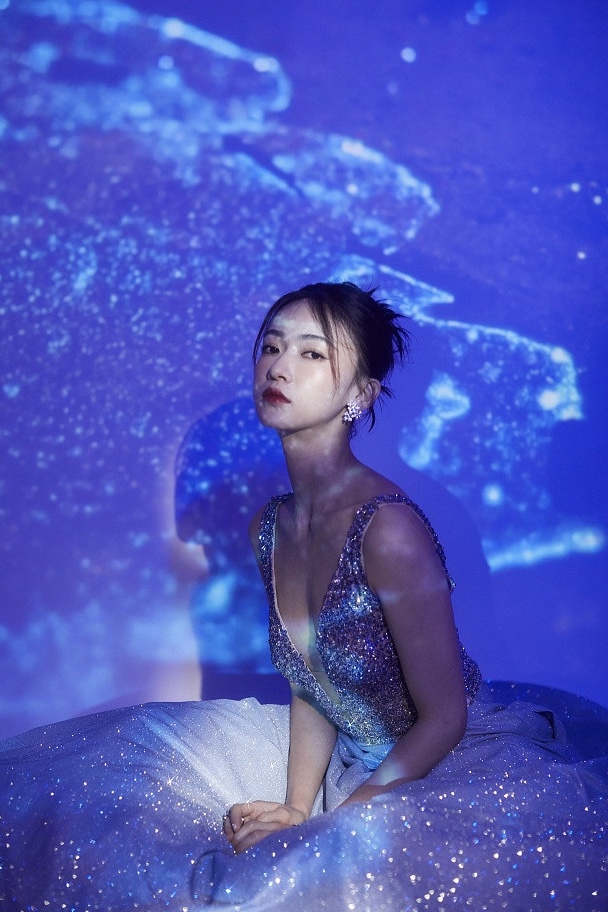 吴谨言穿深V星空渐变裙 光影下优雅梦幻