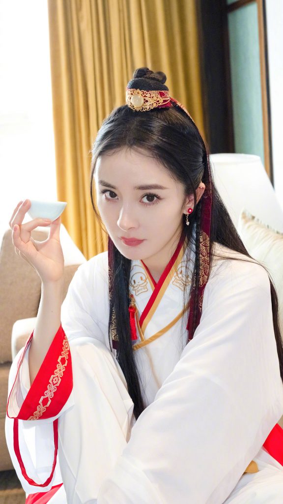 杨幂古装女侠扮相又娇又俏 古灵精怪超可爱