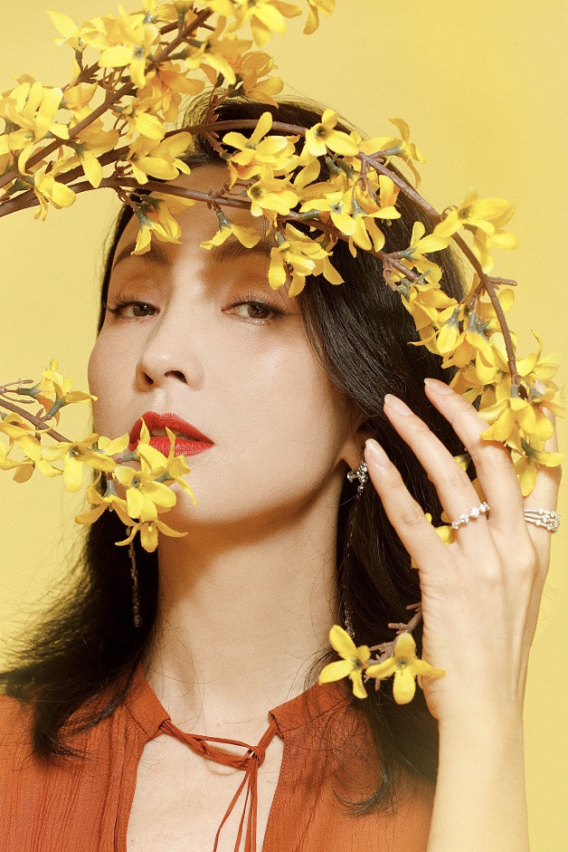 徐峥有福气！陶虹穿长裙人美气质佳