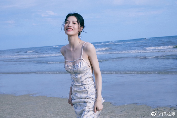 钟楚曦海边大片曝光 穿蓝色吊带裙身姿优美