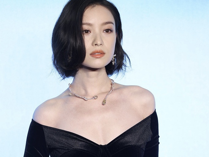 生图也美！倪妮穿低胸V领裙 曲线迷人