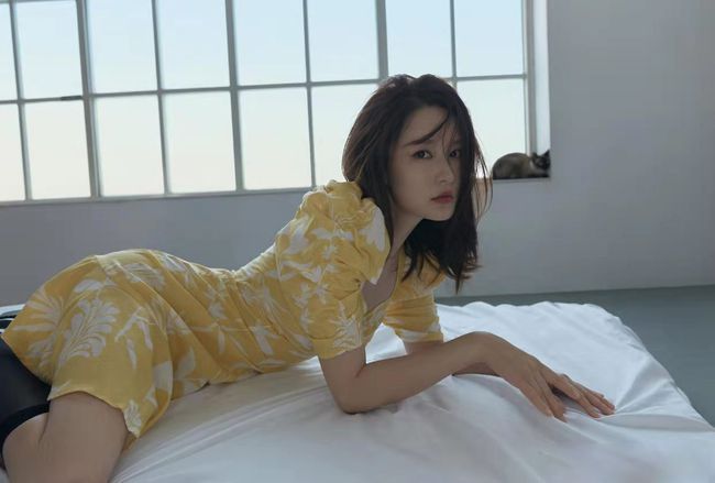 李沁在卧室拍大片，气质状态引起热议，网友：看起来很舒服