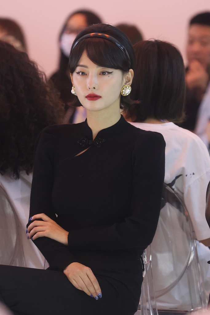 张嘉倪猫眼配盘发复古明艳 女人味爆棚