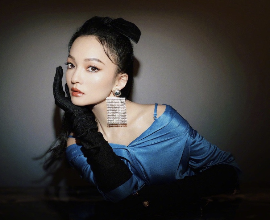 张韶涵穿蓝色丝绸露肩装开怀大笑 美腿吸睛