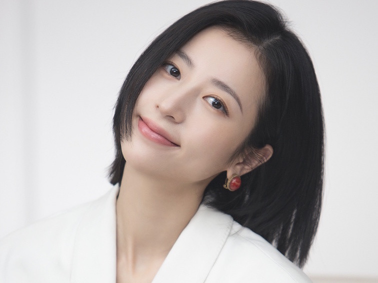 周雨彤穿白色长裙简约大气 尽显曼妙身材