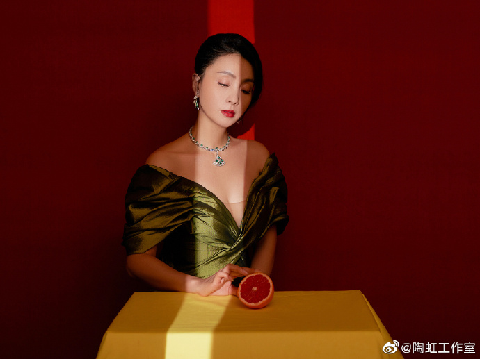 陶虹穿牛油果绿深v礼服 涂红唇女人味十足