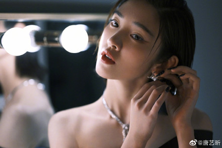 当妈后更美了！唐艺昕穿抹胸裙秀香肩