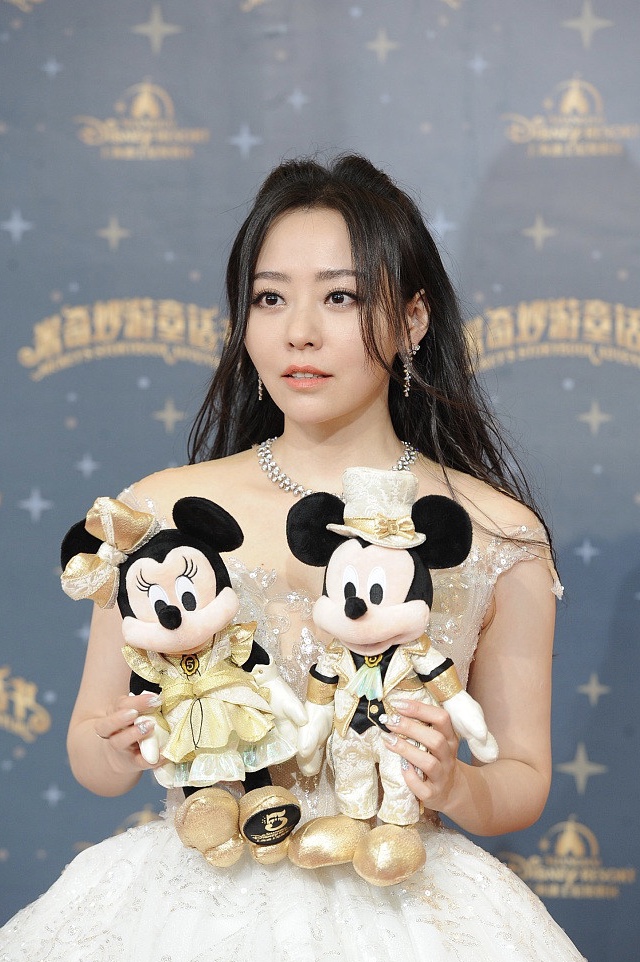 张靓颖穿白色纱裙秀香肩 温婉大气似小公主