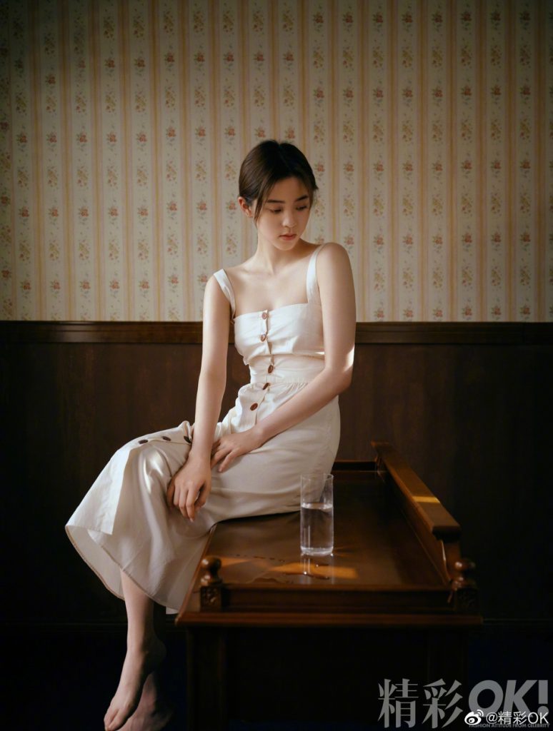 欧阳娜娜穿复古白裙 侧颜安静美好