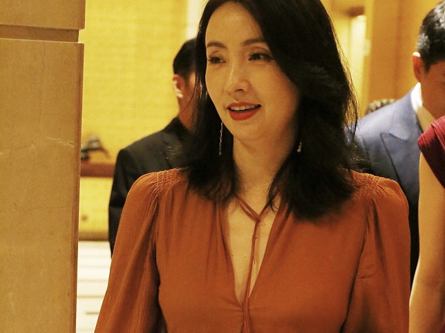 陶虹穿深V长裙轻捂胸口 边走边聊天笑意温柔