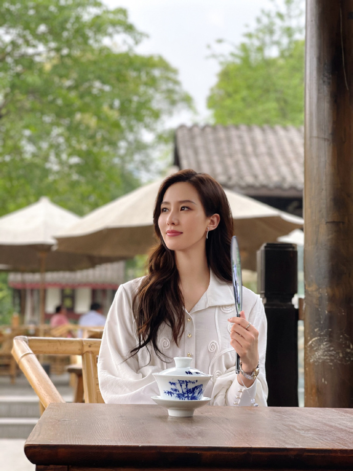刘诗诗花絮美照曝光 穿白衬衫清新优雅