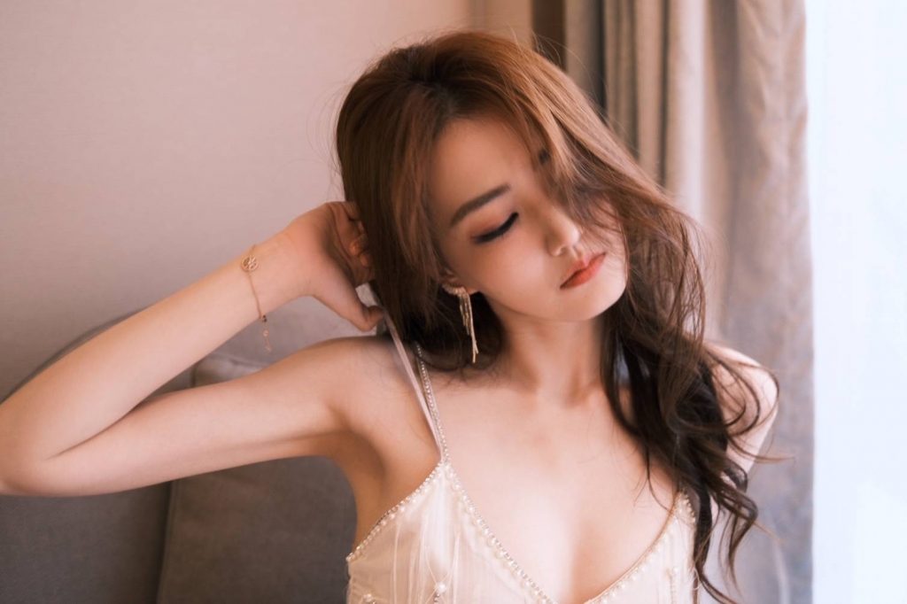 徐璐穿吊带裙大秀事业线 性感妩媚娇艳欲滴