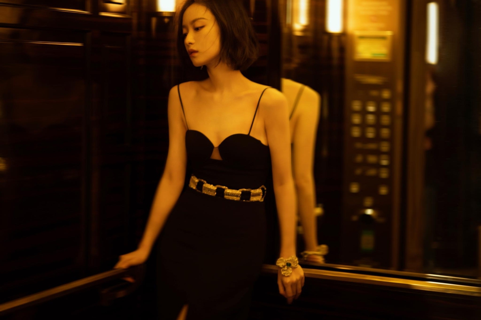 倪妮穿黑色吊带裙秀身材 妆容复古简约大气