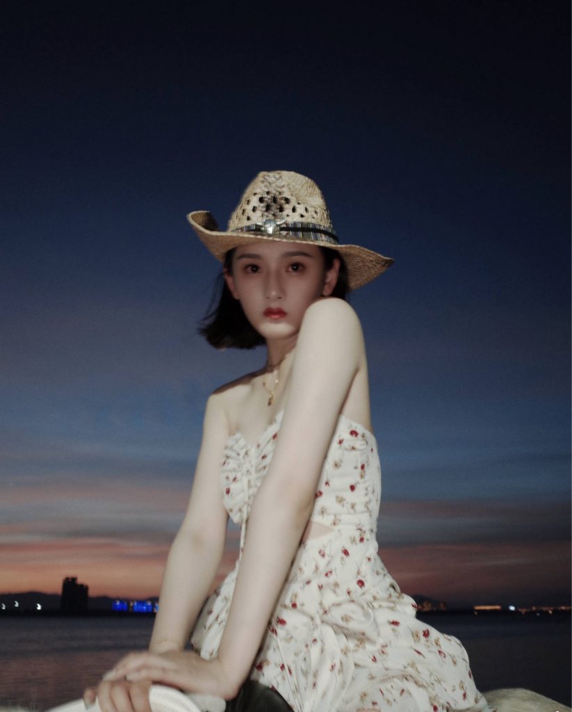 宋祖儿海滩骑马 大秀美背妩媚动人