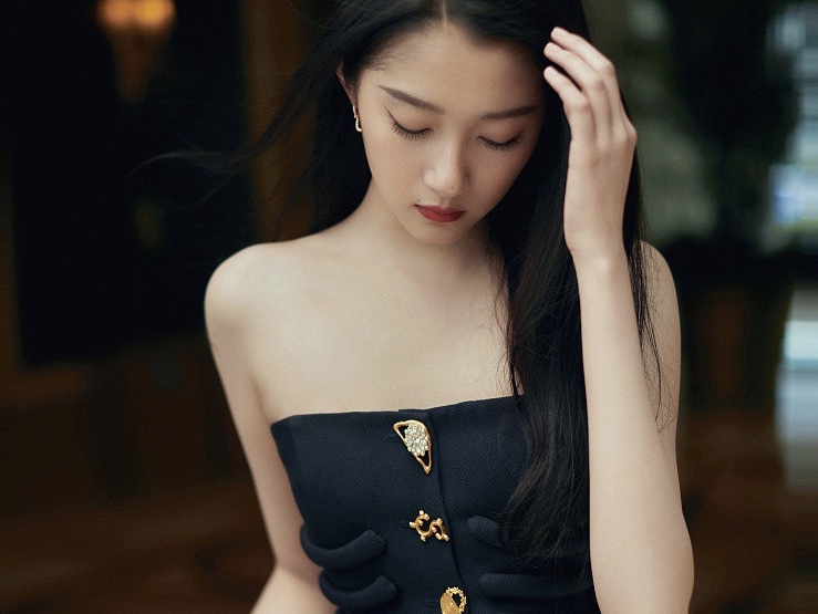 关晓彤穿抹胸裙秀香肩 曲线玲珑女人味十足