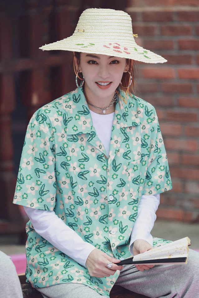 张雨绮拾草挑水体验农活 扎高马尾元气满满