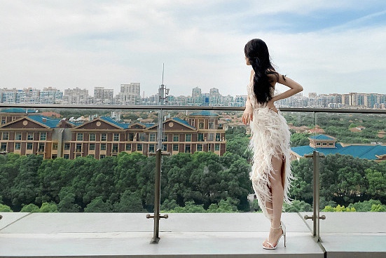 迪丽热巴穿镂空羽毛裙秀长腿 美背撩人