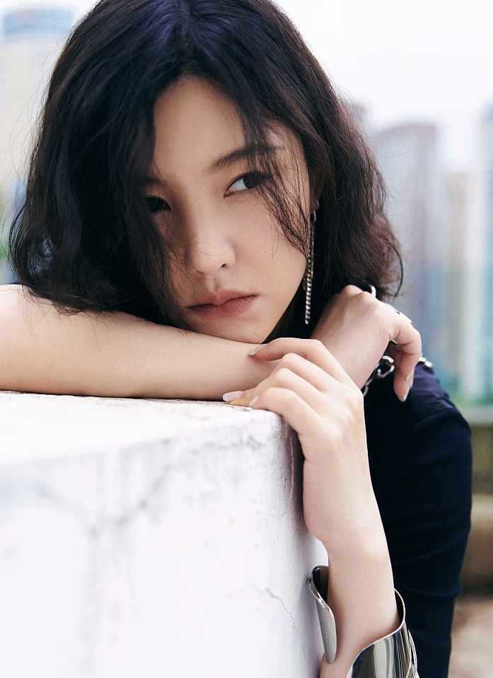 杨子姗户外写真酷飒十足 五官精致长腿逆天