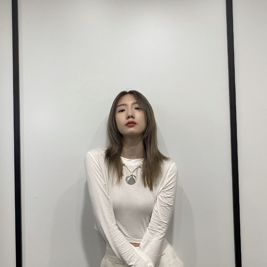孟美岐晒美照炫蛮腰 贴墙摆拍率性随意