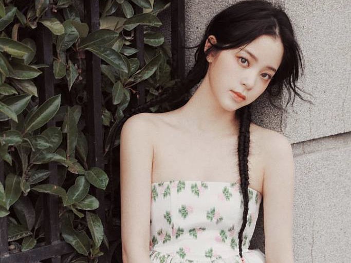 欧阳娜娜写真曝光 穿碎花裙秀香肩甜美元气