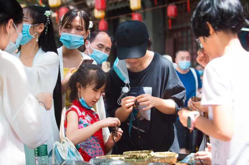 来锦绣中华过传统端午节 一起玩民俗赛龙舟