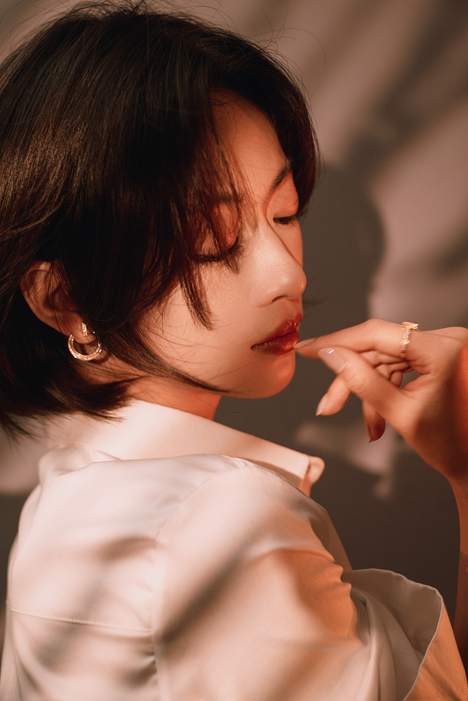 吴谨言短发配白衬衫显优雅 胸前小红花抢眼