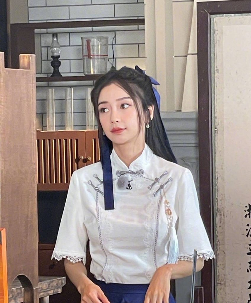 baby穿民国风学生装 绑蝴蝶结丝带扮嫩