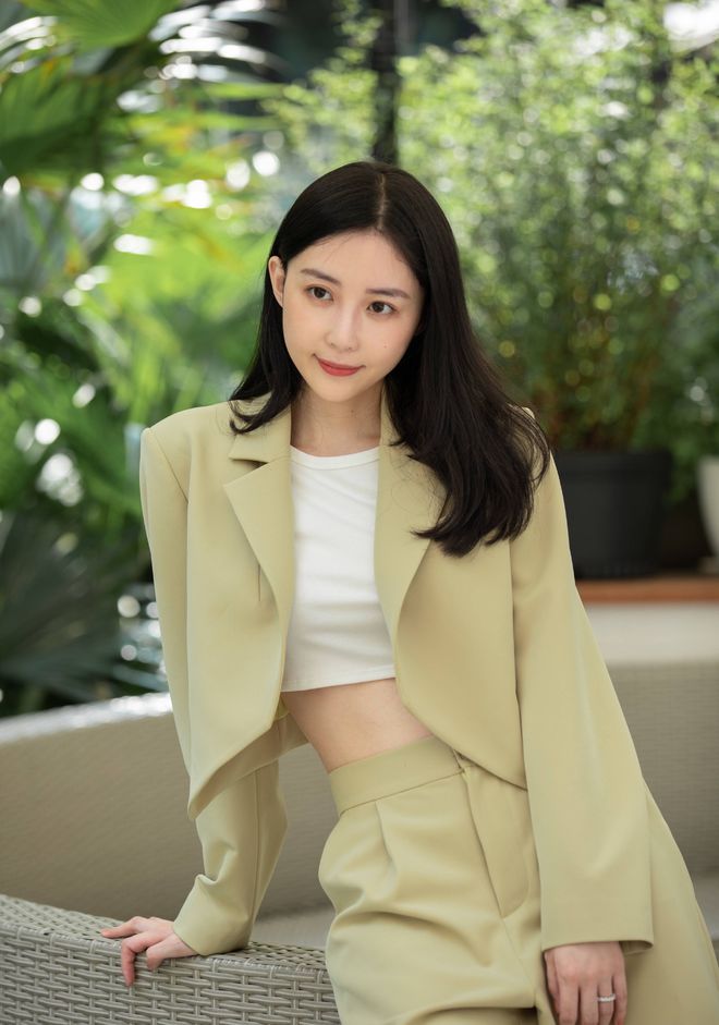 潘玮柏老婆婚后首晒写真 穿条纹吊带大秀火辣身材