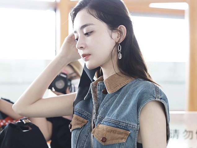娜扎穿无袖裙手臂纤细 美腿白皙好身材吸睛