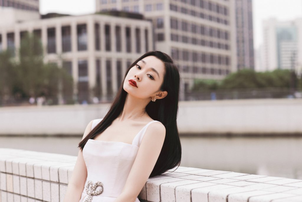 宋轶身穿白色吊带纱裙 大秀美背超迷人
