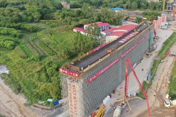 南玉铁路全线首联现浇连续梁完成浇筑 加速广西“东融”粤港澳大湾区