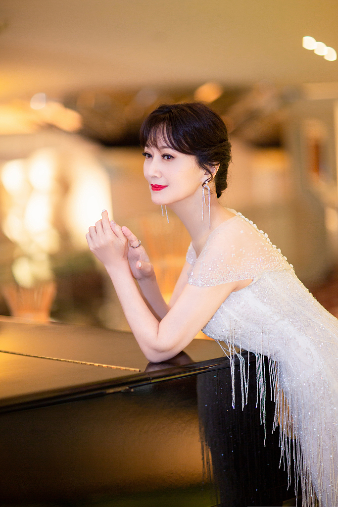赵雅芝穿流苏长裙身材曼妙 完全看不出年纪