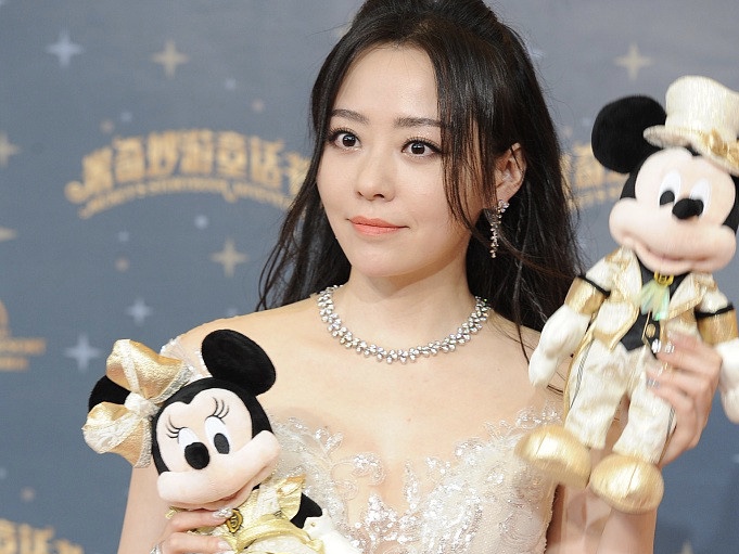 张靓颖穿白色纱裙秀香肩 温婉大气似小公主