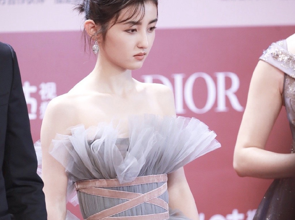 可爱妹妹！张子枫穿抹胸蛋糕裙甜美满分
