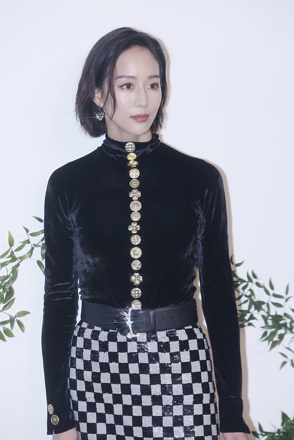 腿绝了！张钧甯穿紧身上衣配短裙 曲线迷人