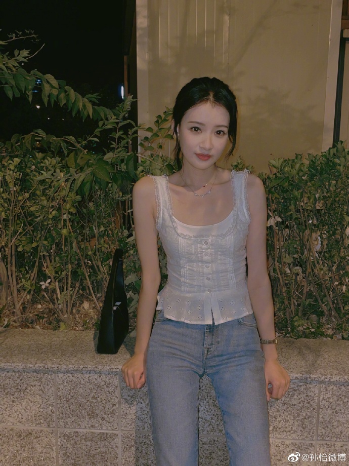 孙怡穿背心配牛仔裤 开心比V少女感满满