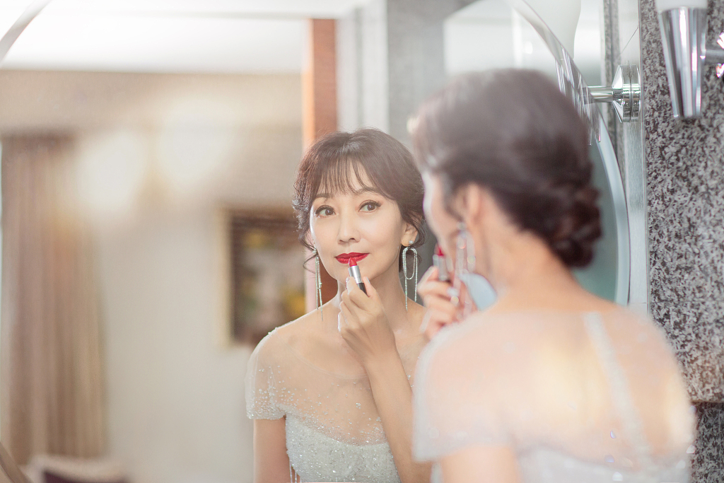 赵雅芝穿流苏长裙身材曼妙 完全看不出年纪
