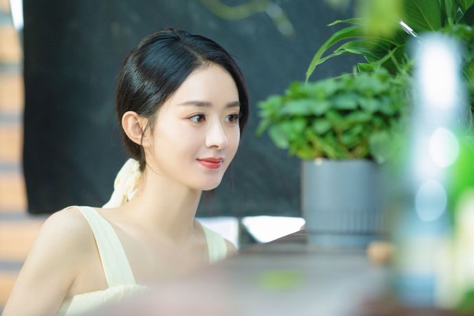 赵丽颖穿吊带裙清新优雅 长发飘飘女人味足