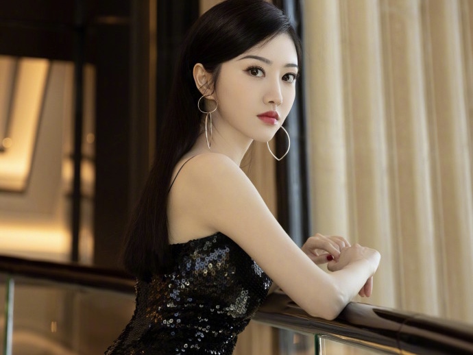 景甜分享美照 穿黑色吊带裙明艳动人