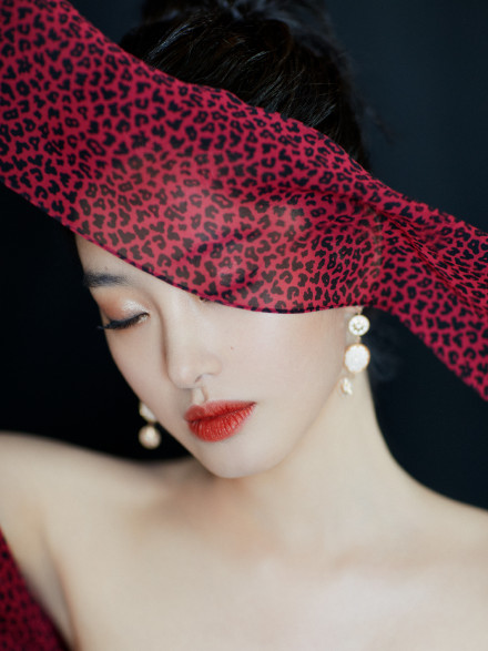 杨采钰穿豹纹红裙 身姿曼妙明艳妩媚